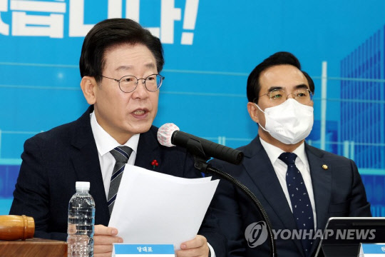 이재명 더불어민주당 대표가 11일 오전 인천시 남동구 더불어민주당 인천시당에서 열린 최고위원회의에서 발언하고 있다.<연합뉴스>